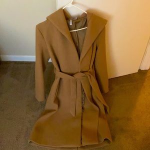 Trench coat with tie